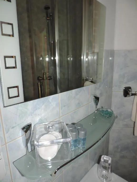Burowianka Bed and Breakfast Balice 3*,